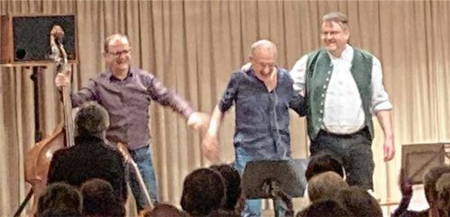 Genossen den Beifall: (von links) Sepp Wastlhuber, Dieter Hintner und Wolfgang Wagner – alias HiDiWaWa. Foto stadtbücherei