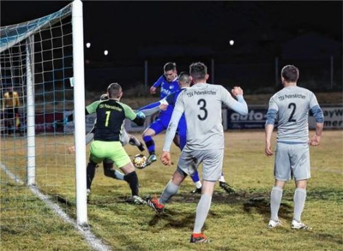 Georg Niehoff drückt den Ball zur Ampfinger Führung über die Linie.Foto Christian Mühlhofer