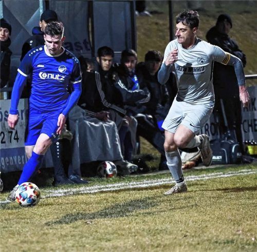Georg Niehoff (links) und der TSV Ampfing sind erfolgreich in die Frühjahrsrunde der Fußball-Bezirksliga gestartet.Foto Christian Mühlhofer