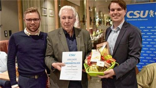 Gerhard Duschl (Mitte) wurde zum Ehrenmitglied ernannt. Ortsvorsitzender Fabian Artmann (links) und Fraktionssprecher Leonhard Sedlbauer gratulierten.