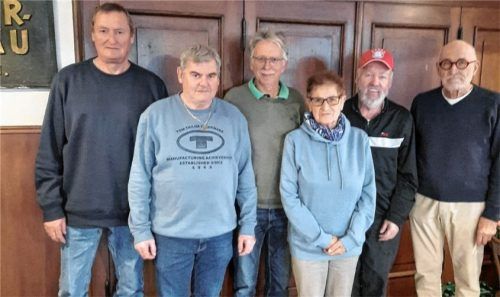 Gesamtsieger Dieter Stalter, Hans Sigl, Franz Bernert und Damensiegerin Leni Widmann mit den Spielleitern Sepp Warmedinger und Dr. Suldinger (von links). Foto  Sedlbauer
