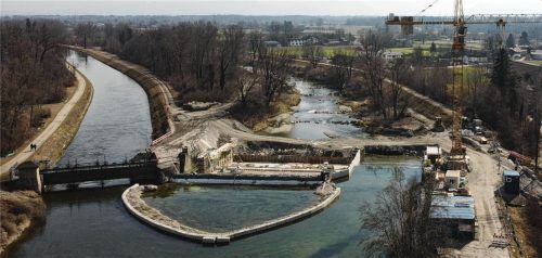 Gigantische Baustelle: das Aiblinger Wehr zwischen Kolbermoor und Bad Aibling wird derzeit umgebaut. Foto  Hadersbeck