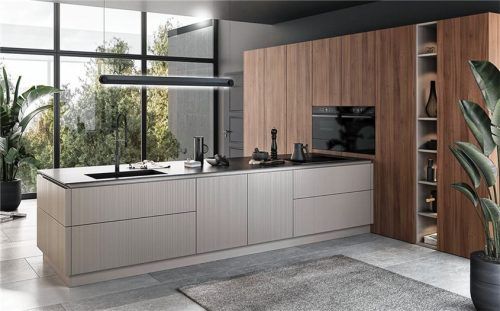 Glatte Holzfurnierfronten in Nussbaum mit vertikal verlaufender Maserung machen den Reiz dieser Grifflos-Planung aus. Fotos AMK