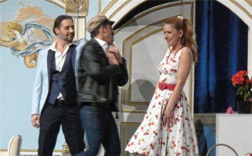 Glücklich zu dritt: (von links) Sandy (Stuart Sumner), Baldo (Sascha Hödl) und Alison (Stefanie Hertel).Foto fischer