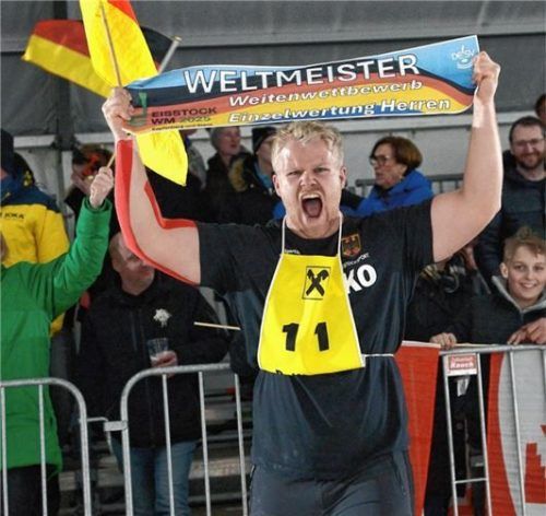 Goldiger Jubel: Alexander Anzinger freut sich über seinen Sieg.Foto Albert Kamhuber