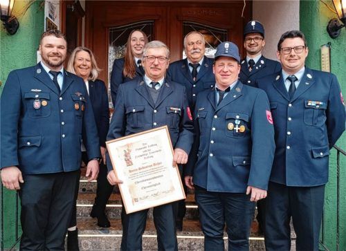 Gratulierten zur neuen Ehrenwürde: (von links) Vorsitzender Mane Wagner, Bürgermeisterin Regina Braun, Vorsitzende Maria Hartl, das frisch gebackene EhrenmitgliedSebastian Aicher, Bürgermeister Konrad Aicher, Marcel Brechlin, Zweiter Kommandant Tobias Hofer und Wolfgang Stangl.Foto re