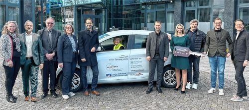 Große Freude herrschte bei der Übergabe des E-Autos an den Kinderschutzbund bei (von links) Barbara Heuel (Geschäftsleitung Kinderschutzbund), Oliver Döser (Geschäftsführer OVB), Christian Waller und Verena Gaida (Stiftungsverwaltung Stadt Rosenheim), Andreas März (Oberbürgermeister), Irmgard Bauer (Vorsitzende Kinderschutzbund), Roland Seidl (Vorstand VR-Bank), Nadine Stephan (VR-Bank), Peter Grubauer (Geschäftsführer Freilinger&Geisler), Sebastian Wiesholzer (Verkaufsleiter Freilinger&Geisler) und Johann Hell (Leiter der VR-Bank-Stiftung).Foto re