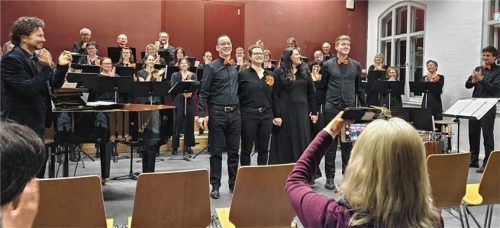 Großen Beifall gab es für die beiden Chöre, André Gold, Kilian Regau, Valentina Rathmann, Alexandra Dorsch, Maxi Matheis und Schlagzeuger Simon Oberhaizinger. Foto gärtner