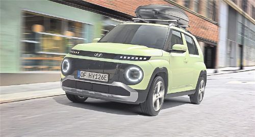 Großer Kleiner: Mit 3,83 Metern Länge zählt der vollelektrische Hyundai Inster zu den Minis im Straßenverkehr, kann aber dank pfiffig gestaltetem Innenraum bis zu 1059 Liter Gepäck laden. Foto Hyundai