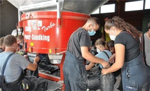Großer Zusammenhalt vieler Mitglieder der Feuerwehr: Innerhalb weniger Stunden wurden 30 Tonnen Sand in 3000 Säcke abgefüllt. Foto merk