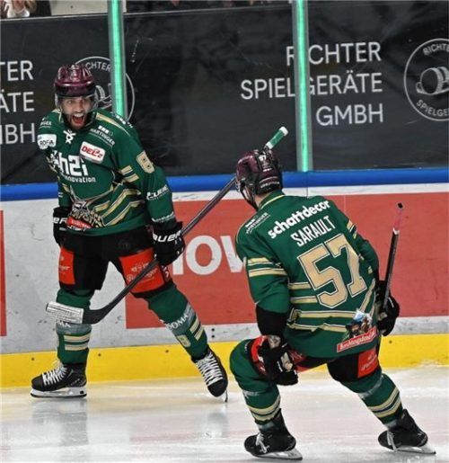 Grund zum Jubeln: Lukas Laub und Charlie Sarault freuen sich über das Rosenheimer 1:0.Fotos Hans-Jürgen Ziegler