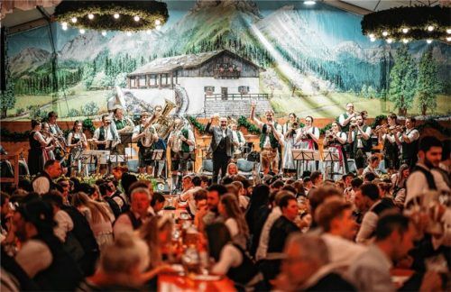 Gutes Essen, süffige Getränke, zünftige Musik und griabige Gesellschaft: Das alles gibt es auf dem Starkbierfest in Raubling vom 14. bis 30. März.