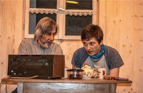 Hans Plattl (Harry Filipitsch) und Wastl Möllinger (Matthias Lechner) hören die Grußbotschaft aus dem Radio. Foto  Stache