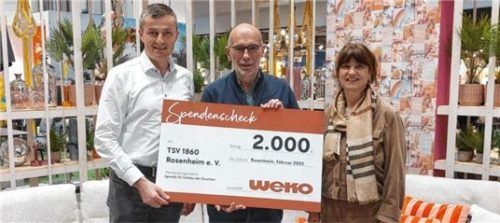 Helmut Greimel (WEKO Geschäftsleitung), Herbert Borrmann (TSV 1860 Rosenheim), Irmi Weber (WEKO Geschäftsführung) bei der Spendenübergabe.Foto WEKO