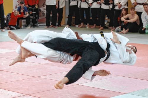 Hendrik Eichner (weiß) konnte mit einer spektakulären Aktion gegen Yaroslav Demydenko gewinnen.Foto KG AIB-Grafing