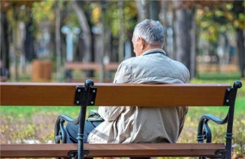 Hilflos und verwirrt wurde ein Senior am vergangenen Mittwoch am Friedhof in Bad Endorf aufgefunden. Wie sich herausstellte, lebt der 74-Jährige eigentlich in einem Pflegeheim in Alfeld in Niedersachsen. (Symbolfoto) Foto Imago
