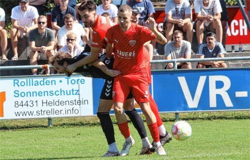 Hitzige Duelle, wie im Hinspiel zwischen den Buchbachern Sascha Hingerl (rechts), Nerman Mackic und Burghausens Felix Bachschmid, werden auch heute erwartet. Foto Buchholz