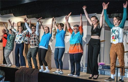 Hoch die Hände zum Fitnessprogramm: (von links) Georg Weichselbaumer, Claudia Hofmann, Simone Ehberger, Christian Baumann, Daniela Poertzler, Marina Maicher, Heidi Geyer, Sofie Sollinger und Martin Krichbaumer.Foto Stache