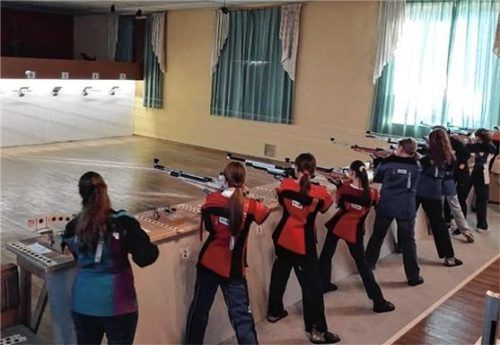 Hochbetrieb herrscht an den neun Schießständen im Saal des Gasthauses Maier. Foto re