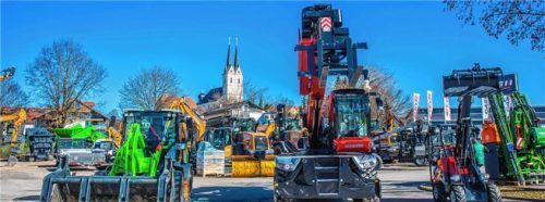Höhepunkte der diesjährigen Josefi-Ausstellung: der Liugong Elektro-Radlader, der Manitou MRT 2660e drehbare Teleskoplader und der Norcar Mini-Hochlader (von links). Foto stache