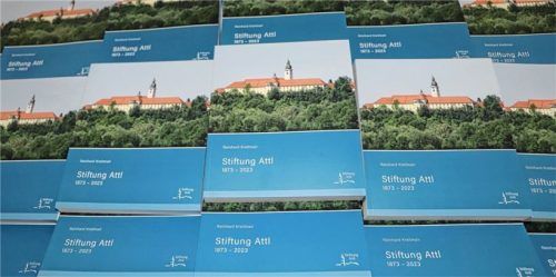 Im Buch ist die Historie der Stiftung Attl zusammengefasst.