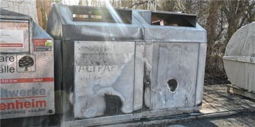 Im Geigelsteinweg in Rosenheim haben Unbekannte gleich mehrere Wertstoffcontainer in Brand gesetzt. Foto  Schlecker