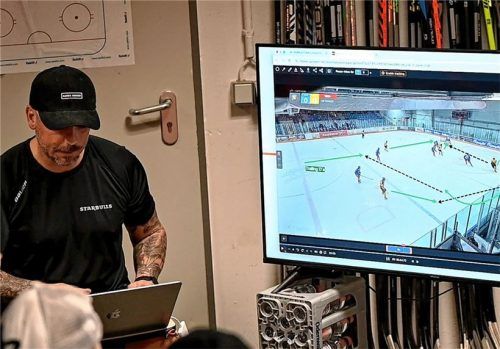 Im Videostudium werden die Spieler von Trainer Rene Wild (links) vor der Partie auf den Gegner eingestellt.Foto Marko Aleksic