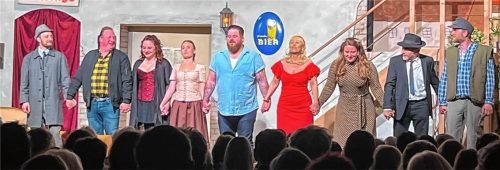 In der gelungenen Inszenierung spielen (von links) Max Zunhammer, Marcel Brechlin, Elisabeth Brechlin, Sandra Guggenbichler, Andreas Fegl junior, Angie Schuhmacher, Sandra Fegl, Andreas Hartl und Robert Binder.Foto Böck