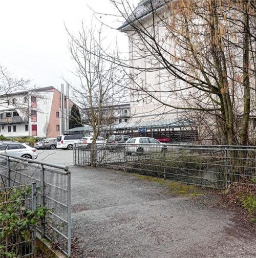 In der Nähe der Rosenheimer Kunstmühle soll bald die Brücke für Radfahrer und Fußgänger abgerissen werden. Foto Wunsam