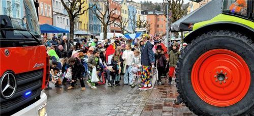 In Griesstätt sind Kinderfasching und Sportlerball abgesagt. In Wasserburg fand der Kinderzug durch die Stadt am unsinnigen Donnerstag statt, allerdings begleitet von besonderen Sicherheitsmaßnahmen. Feuerwehrfahrzeuge blockierten die Einfahrten, ein Bulldog aus dem Bauhof fuhr voraus. Foto Rieger
