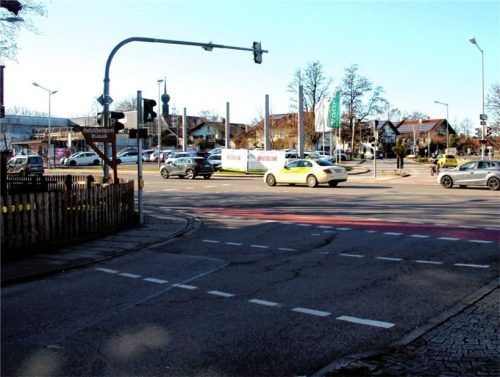 In Rosenheim ist es am Dienstagmorgen auf der Äußeren Münchener Straße zu einem Unfall gekommen, bei dem ein Lkw-Fahrer eine junge Mutter übersehen hat, die mit einem Lastenfahrrad unterwegs war. Foto  Reisner