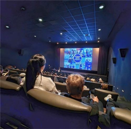 Informationen gab es auch auf der Kino-Leinwand.