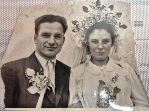 Irma und Alexej Zhivoder haben vor 65 Jahren geheiratet. Die Feier fand in einem kleinen Dorf in Russland statt. Fotos privat