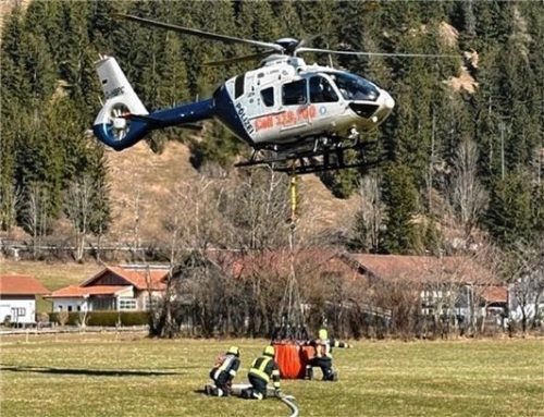 Jeder Handgriff muss sitzen: Der Hubschrauber fliegt den Landeplatz an und setzt den Behälter ab, der innerhalb von 30 Sekunden mit Löschwasser gefüllt wird.