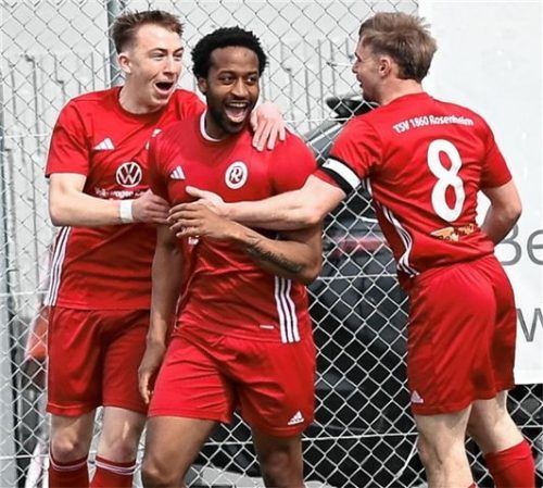 Jubel bei Liam Markulin, Johann Djayo und Lucas Gratt (von links) über das 1:0.Foto Hans-Jürgen Ziegler