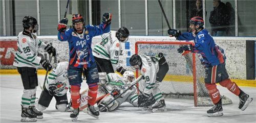 Jubelnde Jungadler: Erik Michel (links, in Blau) traf in den ersten beiden Spielen dreimal für die Mannheimer Nachwuchsmannschaft.Foto Marko Aleksic