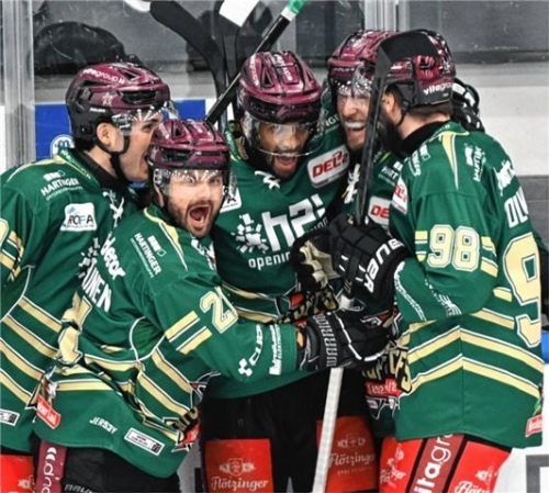 Jubeltraube um den Torschützen: Lukas Laub (Mitte) brachte die Starbulls im zweiten Heimspiel in Führung.