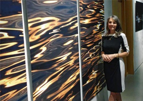 Julia Sanftl an einem großen Triptychon mit Wassermotiv. Foto friedrich