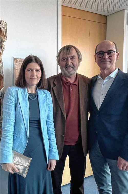 Julie Hausel-Schulz, Enkelin der Künstlerin, und Bruno Stahl (Mitte), Ehemann der 2023 verstorbenen Künstlerin, mit Peter Wichelmann, Geschäftsführer und Personalleiter bei KiZ, vor „Dinge zum Fließen bringen“. Fotos Kirchner