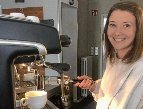Karina Vogl steht in ihrem neuen „Voglnest“ an der Kaffeemaschine. Foto Bettinger