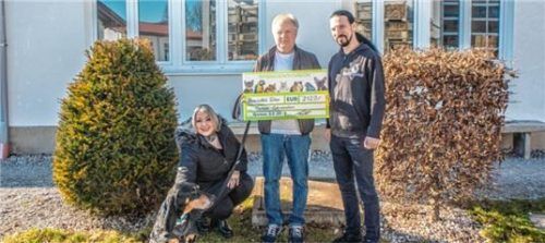 Kassier Klaus Estner mit dem Spendenscheck (Mitte). Links Eva Santl vom Tattoostudio mit dem jungen Rex und rechts Martin Santl. Foto stache