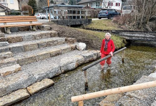 Keine Angst vor kalten Füßen: Elisabeth Pflanzelt beim Kneippen am Aschauer Hammerbach.Foto Kirchner