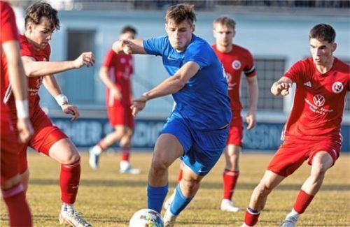 Keine Treffer: 1860 Rosenheim und Freilassing trennten sich mit einem 0:0-Unentschieden.Foto Bittner