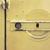 Kellertüren schließen