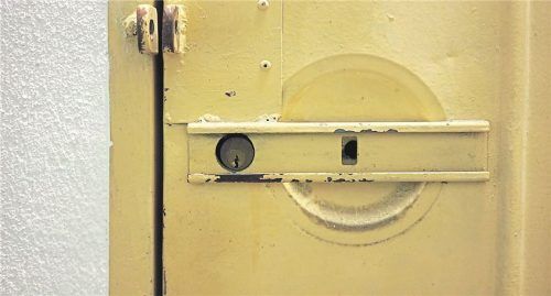 Kellertüren sollten robust und stets geschlossen sein. Das spart Energie. Foto IMAGO / alimdi