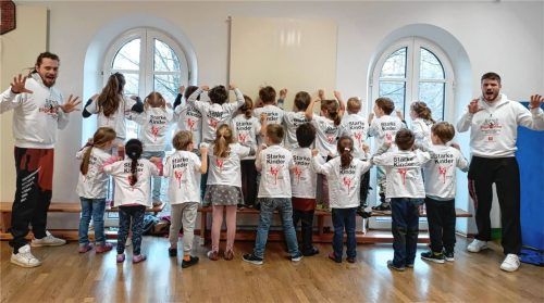 Kinder des Awo-Kindergartens Burg Sonnenstein in Bad Aibling haben an einem „Tigerhasen-Kurs“ teilgenommen. Foto Burg Sonnenstein