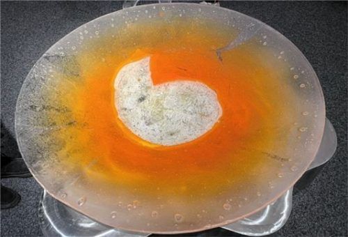 „Klingendes Orange“ von Florian Lechner, Schmelzglas über Form gebogen auf Metallsockel (2009).