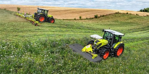 Kraftpakete für die Arbeit auf Feld, Wiese und Hof: Die Axos 3 Baureihe umfasst vier Modelle von 92 bis 120 PS und positioniert sich zwischen Arion 400 und Axos 200. Foto claas