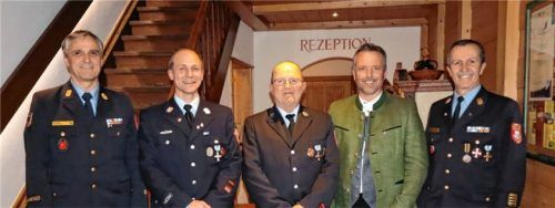 Kreisbrandmeister Sepp Kirner (links), Kreisbandrat Richard Schrank (rechts) und Bürgermeister Max Singer (Zweiter von rechts) gratulieren Matthias Höfer und Sebastian Kotz (Mitte) für ihre langjährigen aktiven Dienste in der Feuerwehr Litzldorf. Foto strim