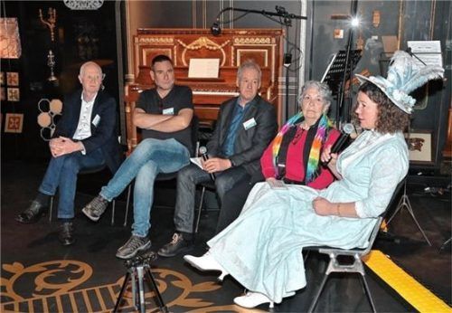 Kurz vor der Eröffnung (von links): Die drei Kuratoren Dr. Peter Miesbeck, Günter Bäbler und Siebo Heinken, Joan Randell, Tochter einer Titanic-Überlebenden, und Jennifer Morscheiser, Leiterin des Lokschuppens. Fotos Schlecker